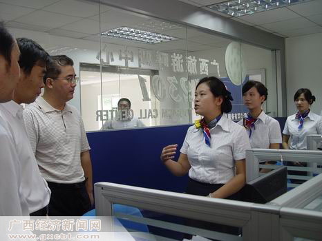 '></center><br />
　　據(jù)介紹，12301廣西旅游呼叫中心是一個定位于多媒體技術，整合各種資源、支持多種接入方式、全面服務公眾的旅游信息公共服務平臺。主要內(nèi)容包括：旅游咨詢、旅游宣傳推廣、旅游投訴、旅游救援和旅游政策發(fā)布等，后續(xù)還將為游客提供酒店預訂、機票預訂、旅游度假預訂、商務預訂、客戶服務等全方位即時便捷的預訂服務。目前，12301廣西旅游呼叫中心設立8個呼叫坐席，提供24小時的服務。<br />
　　當天，與12301廣西旅游呼叫中心在廣西區(qū)旅游局同時揭牌的還有廣西南寧天桂旅游信息服務有限公司，該公司作為一家高科技旅游信息服務公司，將在廣西旅游局的監(jiān)督指導下運營12301廣西旅游呼叫中心。<br />
　　有關人士表示，12301廣西旅游呼叫中心的建成運營，一方面，將為旅游企業(yè)和旅游者提供更豐富的旅游咨詢和服務；另一方面，將能更好地宣傳廣西旅游資源，樹立廣西旅游的良好形象，實現(xiàn)通信產(chǎn)業(yè)和旅游產(chǎn)業(yè)的良性互動發(fā)展，從而加快廣西旅游強省的建設步伐。<p align=