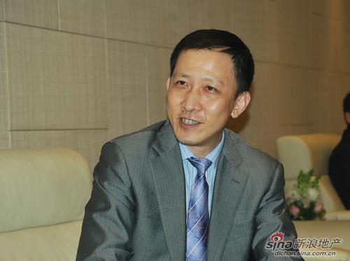 '></center><br />
　　一個企業(yè)的生存和發(fā)展就取決于它是否有創(chuàng)新理念、創(chuàng)新的步伐和創(chuàng)新的執(zhí)行。所以每一年新浪樂居都希望是創(chuàng)新，作為一家互聯(lián)網(wǎng)媒體，創(chuàng)新對我們來說尤其重要，所以每年都是以“創(chuàng)新”為主線索來開始第二年的戰(zhàn)略。今年的創(chuàng)新主要是在E=MC2理念上，我們認(rèn)為明年創(chuàng)新將在E=MC2大理念下執(zhí)行，E是有效、效果，M是平臺，C2是方法和資源的成績，我們將圍繞著營銷的效果，消費者、購房者、購房的效率這兩件事情來深入展開圍繞了“線上+線中+線下”的服務(wù)。例如，今年我們創(chuàng)新了呼叫中心，通過全國分布式的20個呼叫集群，為消費者提供線中服務(wù)。它既不是線下的看房團，也不是線上的論壇互動，而是通過線中式服務(wù)，這是新浪樂居第一家提出的。明年，這仍然是我們的創(chuàng)新之一，但會在深度上、廣度上多個擴展，所以，明年的創(chuàng)新既是新的營銷理念、用戶體驗的提升，而且還會是深度和廣度去延伸。<br />
　　<b>記者</b>：目前房地產(chǎn)互聯(lián)網(wǎng)平臺遇到最大的問題之一是競爭同質(zhì)化。新浪樂居雖然率先完成了上市，但面對越來越激烈的市場競爭，新浪樂居如何突圍，又具備了哪些不可復(fù)制的優(yōu)勢呢？ <br />
　　對我們來說，有幾個方面優(yōu)勢。我們是第一家在美國上市的網(wǎng)絡(luò)公司，資本結(jié)構(gòu)各方面是準(zhǔn)備的最充分的。其次，公司文化氛圍非常好，既繼承了新浪規(guī)范的體系，包括優(yōu)勢的資源和媒體影響力，同時每年都會有無數(shù)創(chuàng)新的業(yè)務(wù)、思維和策劃，在這些特征下，我們在文化方面就已是領(lǐng)先的。第二，在全國的布局和執(zhí)行力非常強。08年初才有4個分支機構(gòu)，到今天已有138個分支機構(gòu)，遠(yuǎn)遠(yuǎn)超過競爭對手，且這些分支機構(gòu)的業(yè)務(wù)增長速度也非?？臁Ｎ蚁嘈?，隨著布局的進一步加深，我們在業(yè)務(wù)創(chuàng)新方面，在行業(yè)深度方面，在規(guī)模效應(yīng)方面，對消費者的用戶體驗方面都會在2011年有進一步的提升。<br />
　　<b>記者</b>：2010年創(chuàng)新峰會，是新浪和百度首次聯(lián)袂共同主辦。那么，百度和新浪目前是怎么樣的一種合作關(guān)系，這兩個目前中國最強勢的互聯(lián)網(wǎng)平臺的資源整合會帶來怎么樣的變革？<br />
　　互聯(lián)網(wǎng)有三種模式，第一種是門戶方式，新浪是華人世界最大的也是最典型的一家。第二種模式——搜索引擎模式，百度毫無疑問是現(xiàn)在最具影響力的搜索引擎。第三種就是平常所稱的sms，即社區(qū)、論壇等，新浪微博現(xiàn)在占據(jù)非常重要的位置，有非常廣闊的前途。對中房信來說，作為一個行業(yè)的垂直的領(lǐng)導(dǎo)者、領(lǐng)先者，我們起步的時候是和新浪整合在一起，依賴新浪這個平臺成功獲得業(yè)務(wù)的擴展，以及納斯達克上市。上市后，我們沒有停止腳步，伸出另一只手和百度合作，成立了百度樂居，在搜索引擎方面實現(xiàn)了垂直化的延伸。而樂居作為中間者和新浪合作、和百度合作、和微博合作等等，所以我們是開放平臺、思維，創(chuàng)新的理念。<br />
　　<b>記者</b>： 大家都評論說今年是個政策年，但重慶樓市的表現(xiàn)仍較為搶眼，您怎么看這個現(xiàn)象？您怎么預(yù)計2011年的重慶樓市的走勢？<br />
　　國家有很多的宏觀調(diào)控出臺，尤其是對房地產(chǎn)這個比較重要的行業(yè)，我們相信政府的任何一個政策都有它調(diào)控的意義和原因。小眾服從大眾，大眾服從國家，現(xiàn)在之所以要做調(diào)控，一定有國內(nèi)外、國際各種因素所在，所以我們都應(yīng)該支持。其次，調(diào)控對房地產(chǎn)的影響是起到一定作用的，不能說完全使這個行業(yè)走向這個方向，但它仍是有一定作用的，沒有朝著不可控方發(fā)展。對于未來，我們在兩周之前承辦的在深圳舉行的2010中國財經(jīng)報道論壇上，和央視2套推出了面向大眾的聯(lián)合調(diào)查明年價格的走勢。調(diào)查結(jié)果中70%的受訪者認(rèn)為明年的房價會持平或再上升，換言之，大部分的受訪者還是認(rèn)為明年的房價會上漲或持平。但是房價是綜合性因素的反應(yīng)，不能一概而論它的漲跌。至于重慶的房地產(chǎn)行業(yè)，這次再來重慶又有很多新的感受，重慶的漂亮房子非常多，比我之前的印象要好很多。我想房地產(chǎn)行業(yè)的發(fā)展是和建設(shè)者、同行們的貢獻是分不開的，我相信未來的重慶會越來越好。<br />
　　<b>記者</b>：中國房產(chǎn)信息集團(微博)正式在納斯達克掛牌上市，至今已經(jīng)14個月了?；仡欉@一年，您覺得收獲了什么？接下來的2011年新浪樂居又會有什么新的戰(zhàn)略布局？<br />
　　這14個月來，我們的團隊得到了更多的鍛煉，團隊的成長和成熟度非?？欤貞c區(qū)就是個很好的例子，在郭亞軍總經(jīng)理的帶領(lǐng)下，團隊的成長速度是驚人的。第二個收獲是，按照對行業(yè)要求來發(fā)展，我們勢必要對行業(yè)有更多的認(rèn)識，包括對行業(yè)、開發(fā)企業(yè)、開發(fā)協(xié)會有更多的認(rèn)識和接觸，也會去傾聽消費者對網(wǎng)絡(luò)使用體驗的看法。這一年里，我們對網(wǎng)站的改版、用戶體驗、對行業(yè)的深度認(rèn)識都有非常大的提升。我想，這是我們公司的財富。當(dāng)然，當(dāng)其化解成生產(chǎn)力時，這也是行業(yè)、消費者的需要。第三，公司上市后，業(yè)績增長也是有目共睹，對股市、投資人、房地產(chǎn)行業(yè)的貢獻都是有目共睹，希望在明年這個時候，我們能有更多的總結(jié)和收獲。<br />
　　<b>記者</b>：新浪樂居在2010年的發(fā)展非常好，那么在接下來的2011年新浪樂居又會有什么新的戰(zhàn)略布局？<br />
　　董事會、各地的管理部門、核心管理層都會去考慮這個問題，首先就是考慮明年會在業(yè)務(wù)、行業(yè)的深度上做更多的功課，E=MC2是整體的綱要，是整個提升效率、效果的設(shè)想。其次是在全國各地進一步的擴大覆蓋面，雖然在2年內(nèi)從4個分支機構(gòu)擴張到138個，但這對于我們來說可能只是個起步，進入更多的地方讓更多的消費者體會到互聯(lián)網(wǎng)的美麗，體會到一家有理想有抱負(fù)的公司所帶來的價值。換句話說，用戶體驗將是我們明年一個很重要的功課。第三，將更多的關(guān)愛員工，在員工的職業(yè)素養(yǎng)、職業(yè)成長上有更多的付出。明年各個方面都將加強對員工的關(guān)懷。<p align=