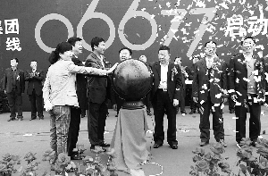 '></center><br />
　　新星宇集團(tuán)常務(wù)副總經(jīng)理鄒鰆瑩女士向儀式現(xiàn)場的領(lǐng)導(dǎo)、客戶以及各界朋友介紹了新星宇集團(tuán)客服熱線96677功能與目的。同時(shí)還介紹了新星宇集團(tuán)客服熱線96677的定位語“就順順利利”是取“96677”的發(fā)音而來，寓意新星宇集團(tuán)對(duì)客戶的一種美好祝福，更表達(dá)了新星宇集團(tuán)將以更優(yōu)質(zhì)的服務(wù)為廣大百姓打造和諧健康的人居生活的決心。<br />
　　新星宇集團(tuán)是以地產(chǎn)開發(fā)、建筑施工為主導(dǎo)產(chǎn)業(yè)的股份制企業(yè)，是一家集物業(yè)服務(wù)、建材工業(yè)、住宅產(chǎn)業(yè)研究、投資管理、集團(tuán)采購等諸多產(chǎn)業(yè)于一體的現(xiàn)代化集團(tuán)式企業(yè)。新星宇集團(tuán)始終堅(jiān)持“做負(fù)責(zé)任的企業(yè)”，遵循“誠信、務(wù)實(shí)、高效、創(chuàng)新”的企業(yè)精神，為國內(nèi)外眾多城市建設(shè)提供專業(yè)、高質(zhì)的工程建設(shè)服務(wù)。<br />
　　新星宇集團(tuán)客服熱線96677的啟動(dòng)，標(biāo)志著新星宇的服務(wù)體系進(jìn)入了一個(gè)全新的時(shí)代，同時(shí)也說明了新星宇集團(tuán)的發(fā)展思維與服務(wù)意識(shí)走到了現(xiàn)代企業(yè)發(fā)展的前沿，對(duì)地產(chǎn)企業(yè)的服務(wù)提供了一種新的發(fā)展模式。在服務(wù)制勝的今天，為新星宇的發(fā)展加了一個(gè)重重的砝碼。<p align=